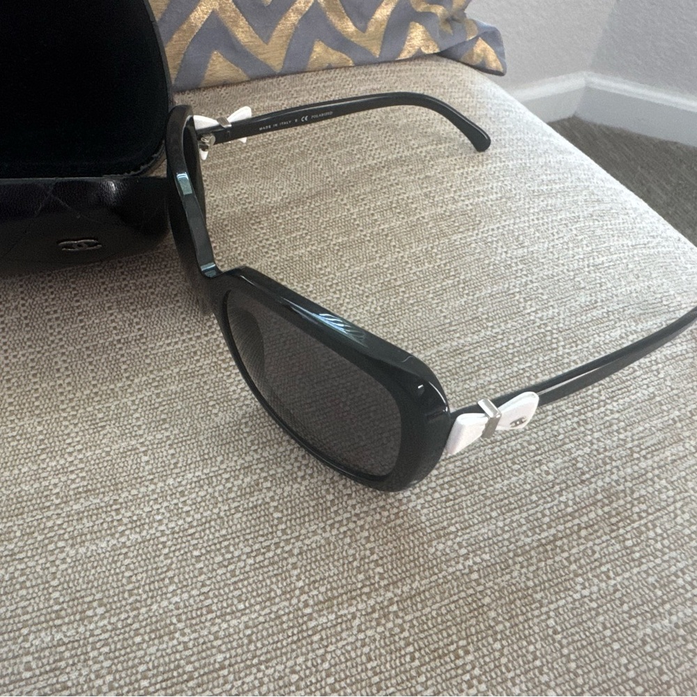 CHANEL Black Oversized Square Sunglasses with Gradient Lenses - Picture 2 of 4